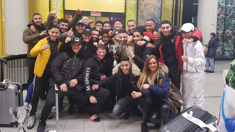 Ontvangst op Schiphol ‘Mootje MK’ na winst kickboksgala in Dubai