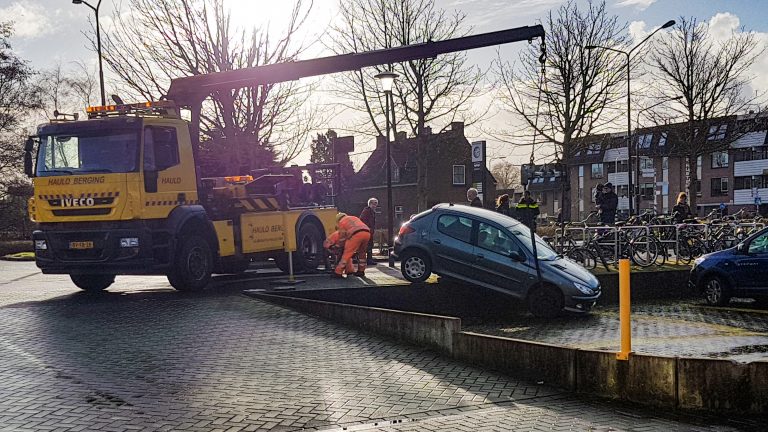 Automobilist rijdt verhoging bij winkelcentrum Middenwaard af