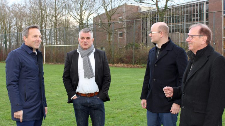 Handtekening onder bouwovereenkomst Mavo-veld Noord-Scharwoude