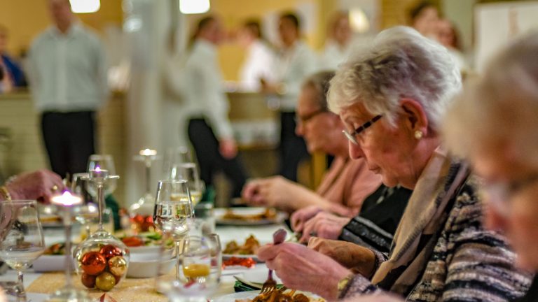 Studenten Horizon College verzorgen kerstdiner voor ouderen