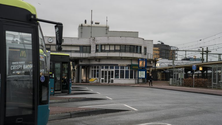 Leefbaar Alkmaar wil overdekte wachtruimte terug op Station Alkmaar