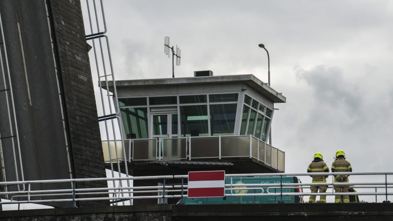 Leeghwaterbrug richting A9 dicht tijdens sloop brugwachtershuisje