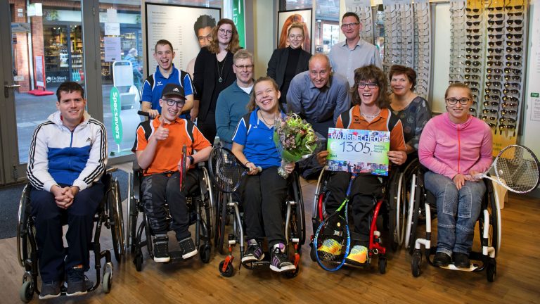 Specsavers Alkmaar overhandigt cheque aan Rolstoeltennisclub en Showhero