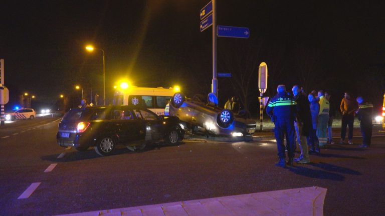 Auto op de kop door ongeval; Kogendijk tijdelijk afgesloten