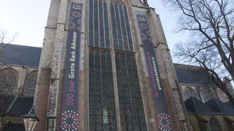 Tekeningen Alkmaarse kinderen komen tot leven op ramen van Grote Kerk ?