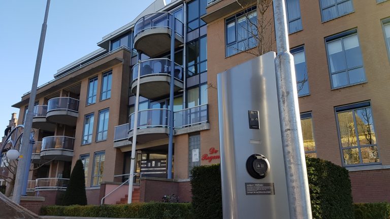 Rechter wijst bezwaren over laadpalen voor gebouw De Regentes af