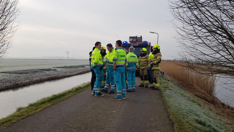 Hulpdiensten rukken massaal uit voor ‘auto te water’ in Zuid-Schermer