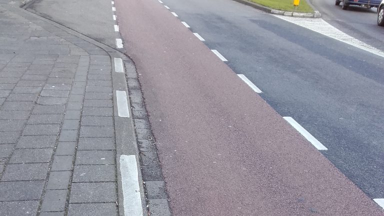Fietsers rijden lek op singelweg, OPA wil inzet bezemwagen