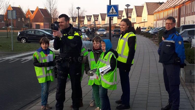 Politie en leerlingen De Reflector houden ludieke snelheidscontrole