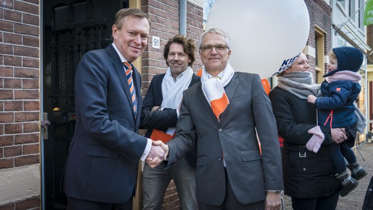 Eerste Alkmaarse campagnewinkel geopend door minister Bruins