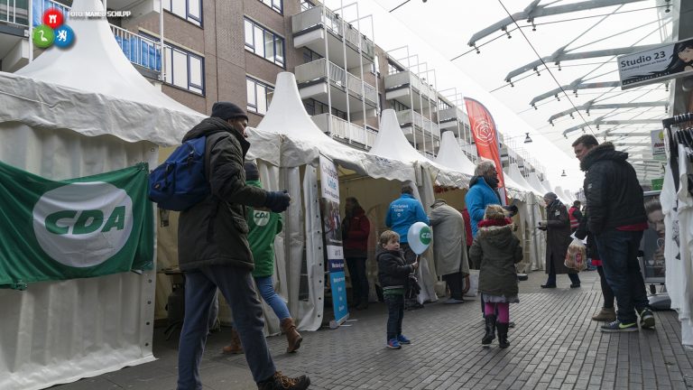 Politieke markt ‘Raad op Straat’ in Winkelcentrum De Mare