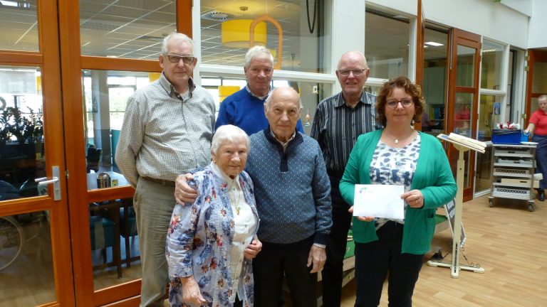 Waards echtpaar Knebel doneert huwelijksgiften aan ‘Busje Thijs’