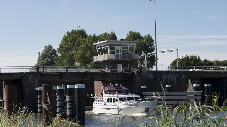 Wielrenner rijdt over Alkmaarse ring bij Leeghwaterbrug