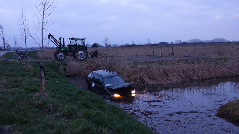 Auto te water in Hensbroek