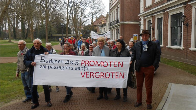 Boze buspassagiers naar Provinciehuis vanwege wegbezuinigen van buslijnen