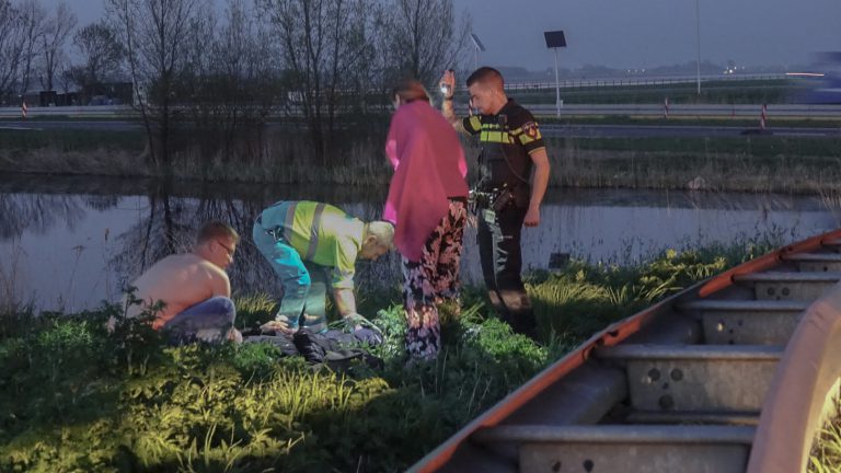Motorrijder vliegt over vangrail in bocht richting N242
