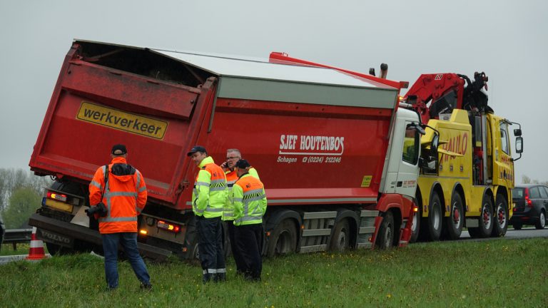 Vrachtwagen muurvast in berm N9