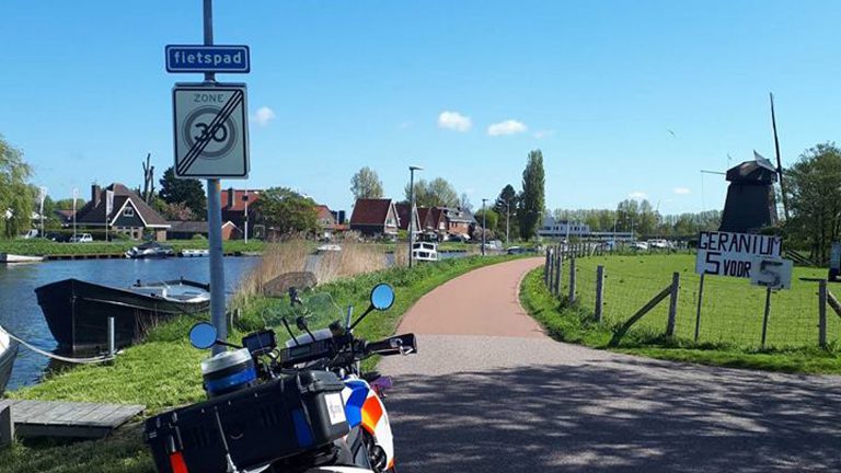 Verkeerscontrole brom- en snorfietsers rond fietspad Molenkade