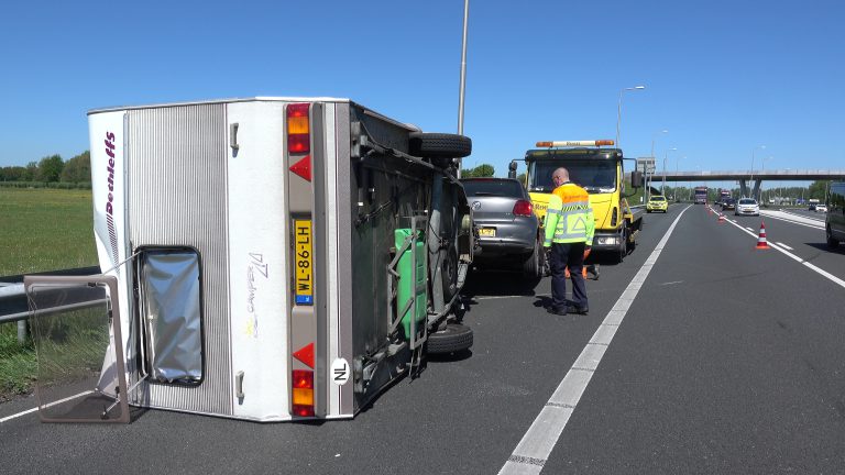 Auto met caravan schaart op A9 bij Heiloo; één gewonde