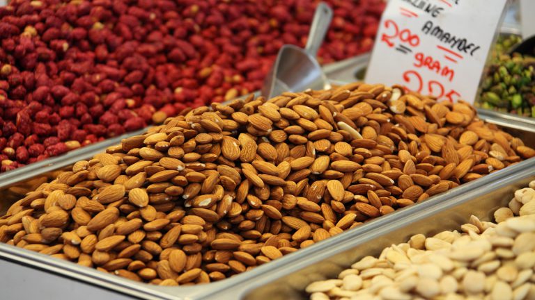 Noten, kaas en vis goed vertegenwoordigd op Alkmaarse markt
