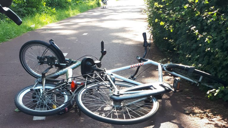 Fietsende wijkagent in aanrijding met jongetje