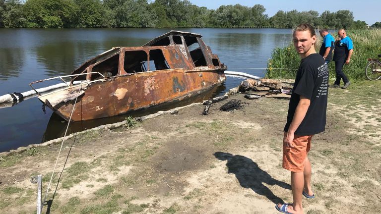 Eigenaar afgebrande plezierboot is hopeloos ”Ik ben alles kwijt.”
