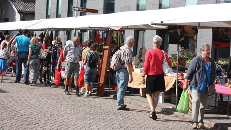 Marktkramen aangeboden en vrijwilligers gezocht voor Langedoikermarkt