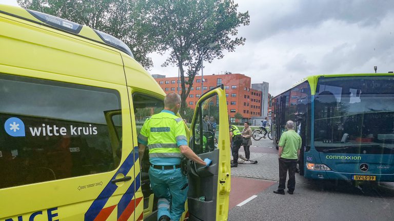 Fietser klapt op afslaande bus bij Drechterwaard