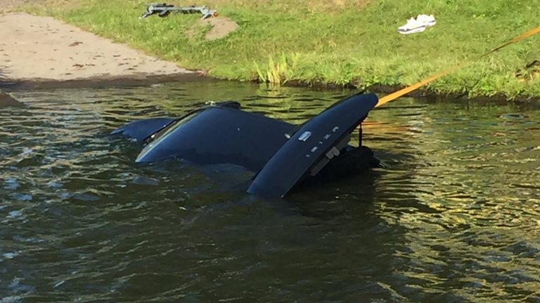 Auto rolt water in op boothelling bij Nollenbrug