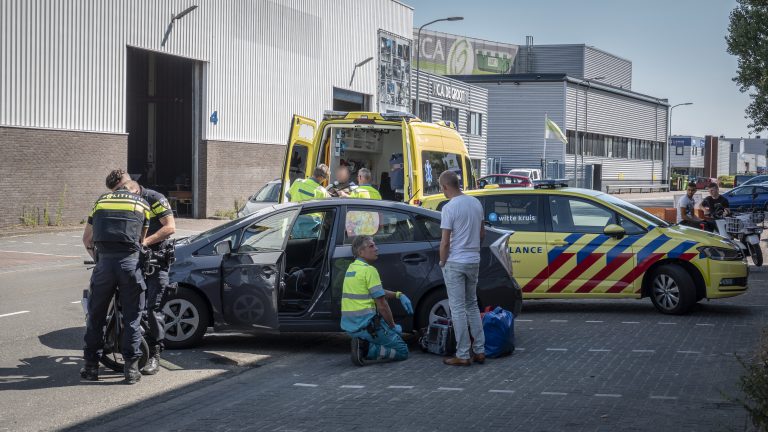 Snorfietser knalt op Koelmalaan tegen uitparkerende auto