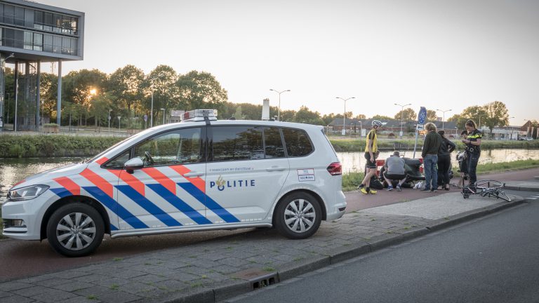 Scooterbestuurster gewond na aanrijding met wielrenner