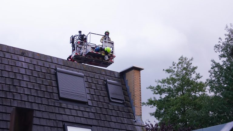 Bliksem slaat in bij hoekhuis aan de Gaard