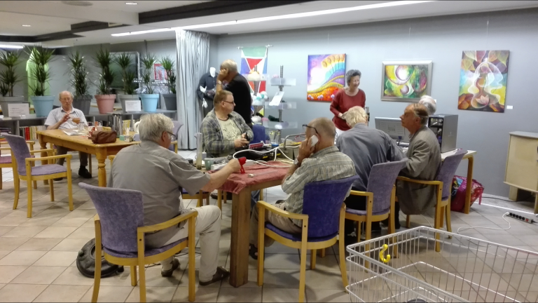 Vrijwilligers van het Repair Café repareren graag uw spullen ?