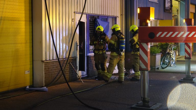 Brand door blikseminslag bij Theo van Baden Tweewielers op Beverkoog