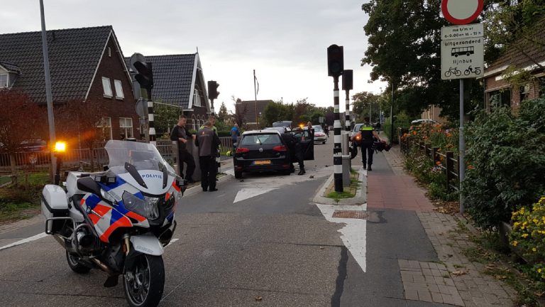 Automobilist rijdt op beweegbare driehoek in Herenweg