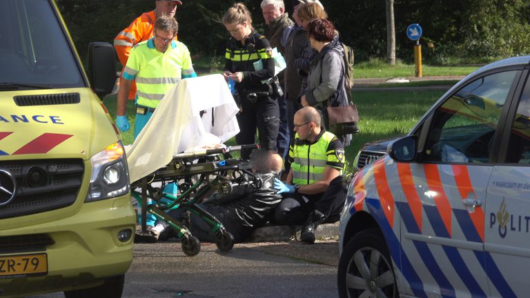Oudere fietser uit Heerhugowaard over de kop door parkerende auto