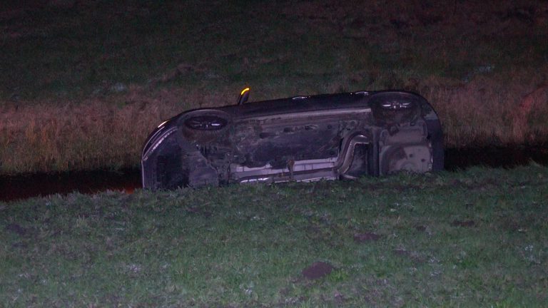 Auto na vermoeiende dag in sloot langs Oostdijk in Heerhugowaard