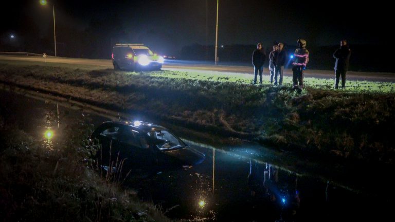 Automobilist eindigt met twee passagiers en teveel drank op in sloot