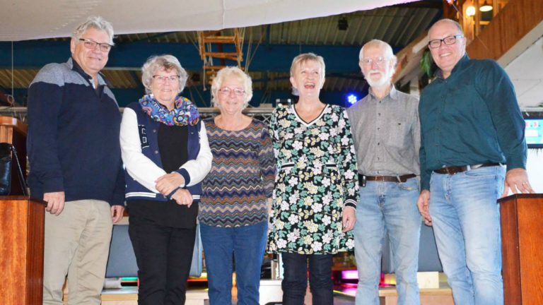 Langedijker vrijwilligers mochten potje bowlen met wethouder Marcel Reijven