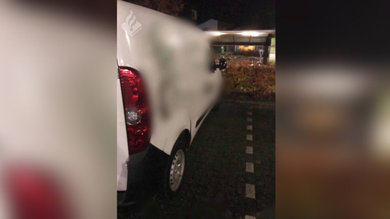 Politie bevrijdt bestuurder uit eigen bestelbus