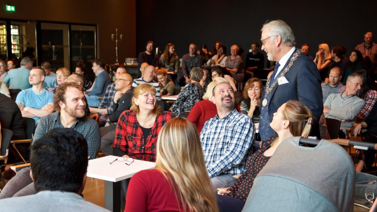 Nieuwe Alkmaarders krijgen welkomst met quiz en verkenningstocht