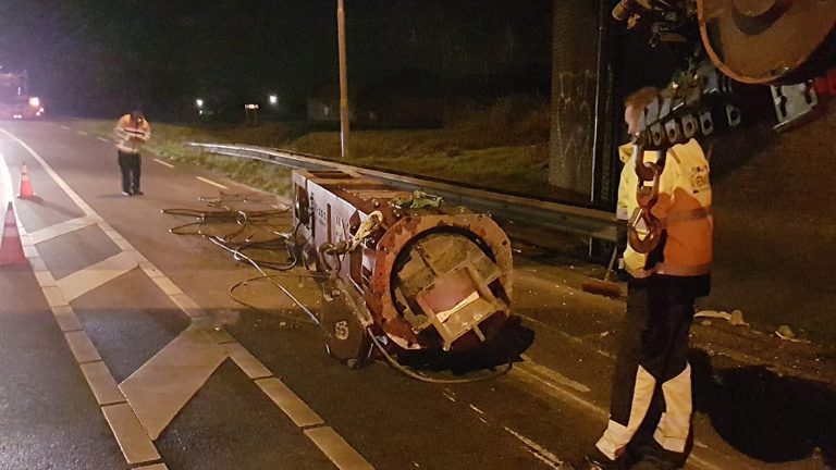 Vrachtwagen raakt spoorwegviaduct; N242 dicht