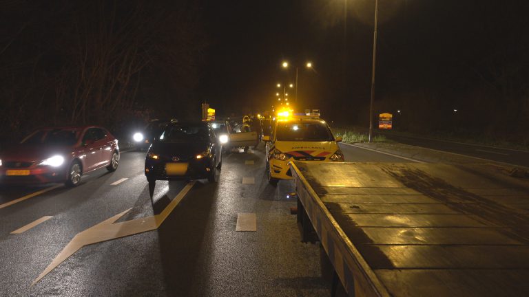Lichtgewonde bij kop-staartbotsing tussen drie auto’s op Nollenweg