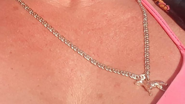Alkmaarse op brute wijze beroofd van dierbare ketting: “Durf de straat niet meer op”