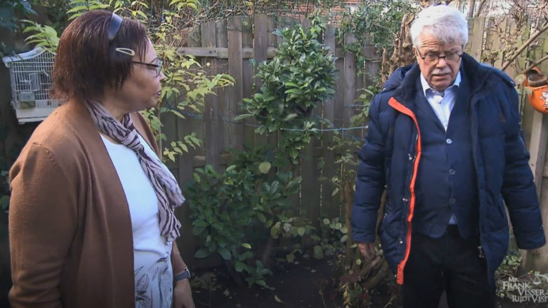Alkmaarse Peggy wordt gek van poepgooiende buurman: “Aangeschoten stuk wild”
