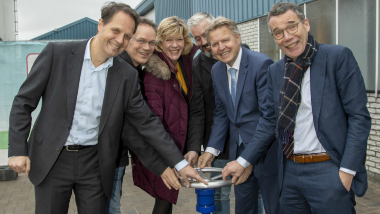 Groen geteelde paprika’s in Heerhugowaard: eerste glastuinbouwer warmtenet