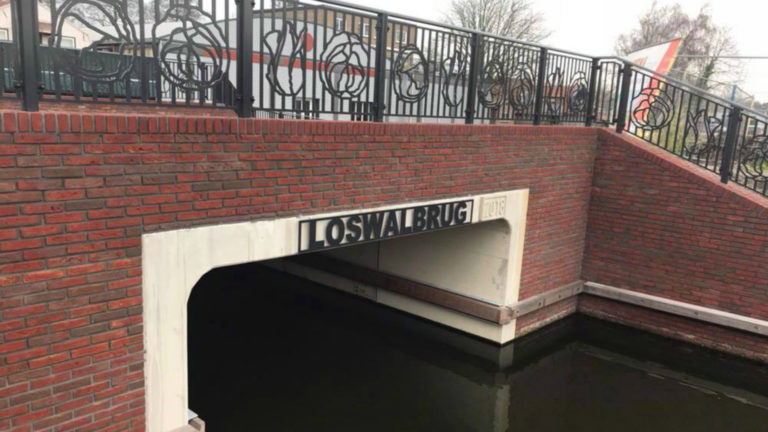 Bordje met winnende naam gemonteerd op nieuwe duikerbrug Noord-Scharwoude