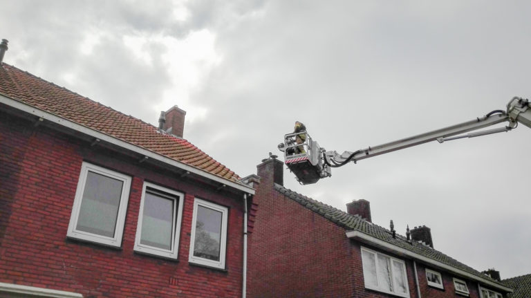 Tevergeefse reddingspoging van vogel in schoorsteen aan De Ruijterstraat