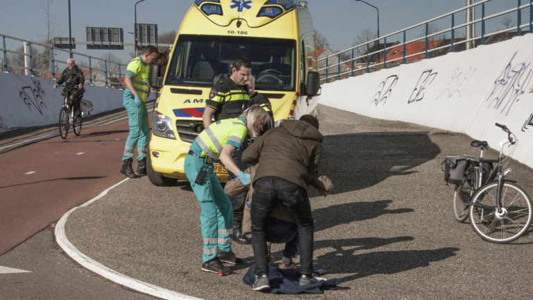 Niet goed genomen bocht leidt tot fikse hoofdwond bij fietser