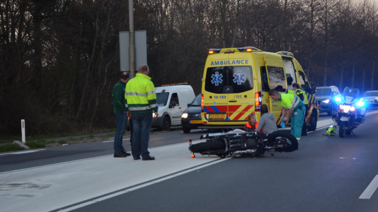 Motorrijder klapt op N504 bij Noord-Scharwoude op achterkant auto